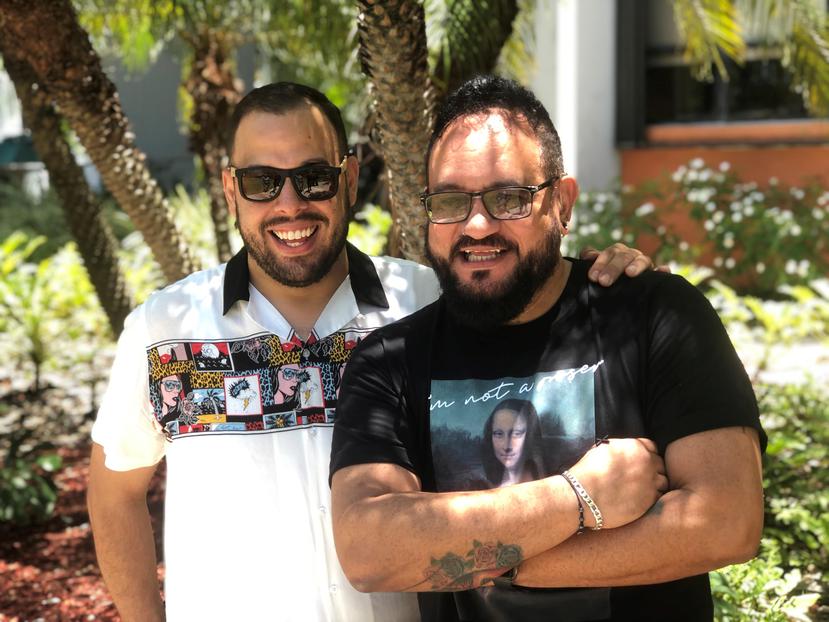 El director y productor musical Galdy Santiago junto el presidente de la Federación Nacional Puertorriqueña de Sordos, Edgardo Figueroa.