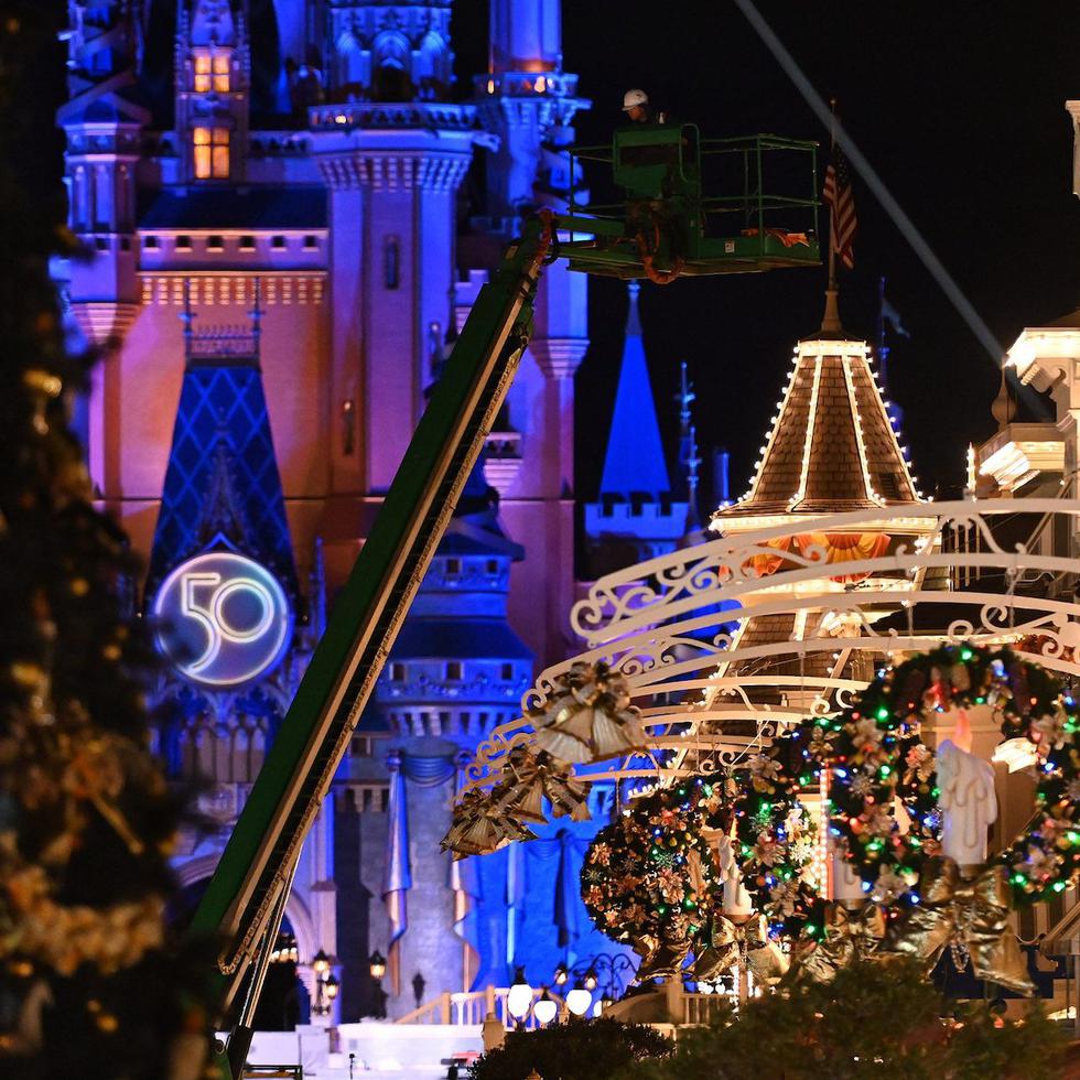 En una sola noche, Magic Kingdom cambió su decoración de Halloween a su ambientación para las fiestas navideñas que en esta ocasión se combinan con la celebración del 50 aniversario del parque.