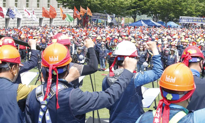 Miembros de la Confederación de Sindicatos de Corea del Sur (KCTU) participan en una marcha convocada con motivo del Día Internacional del Trabajo, en Seúl. (EFE)