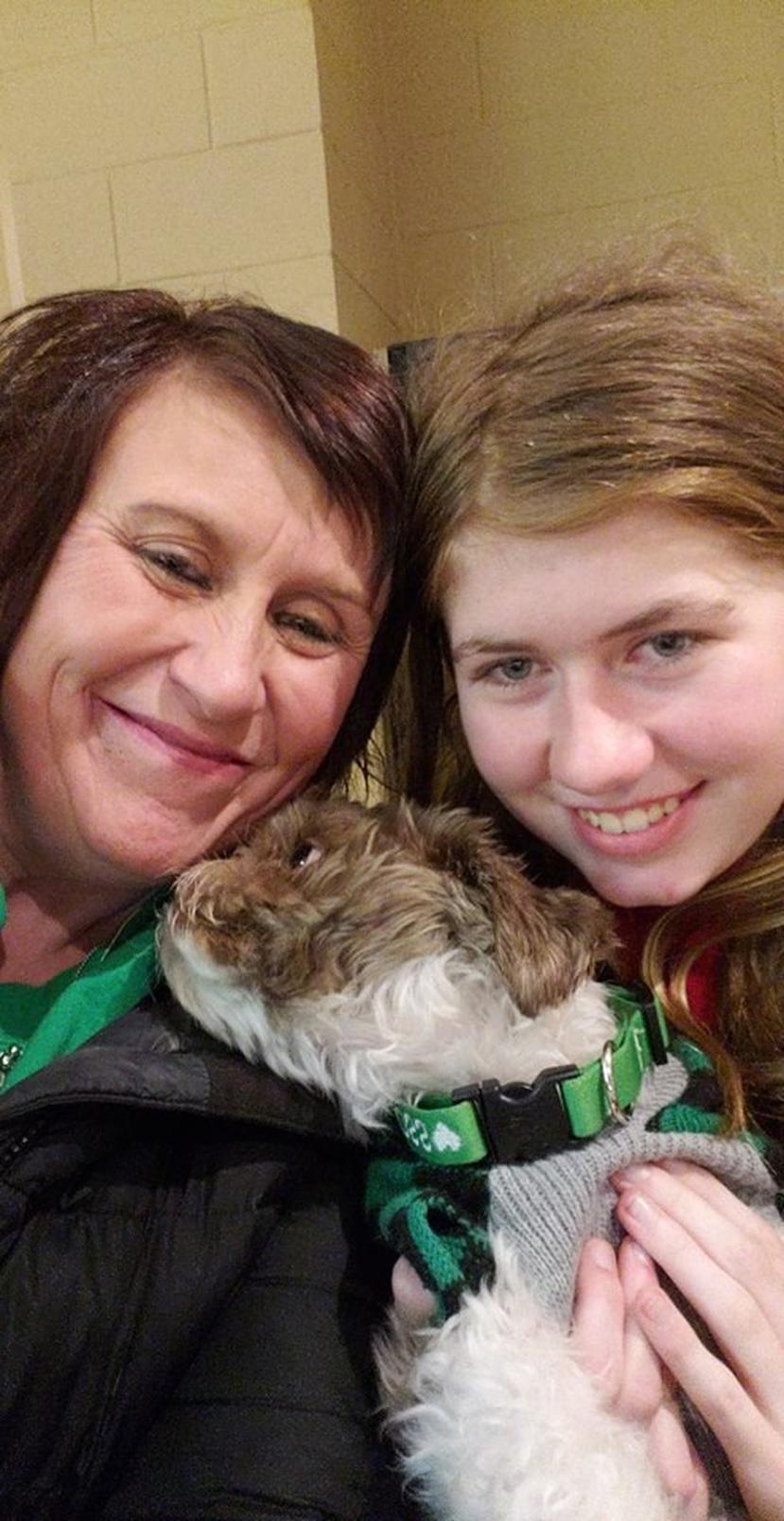 Esta foto del viernes 11 de enero del 2019 muestra a Jayme Closs, derecha, al lado de su tía, Jennifer Smith, en Barron, Wisconsin. (AP)
