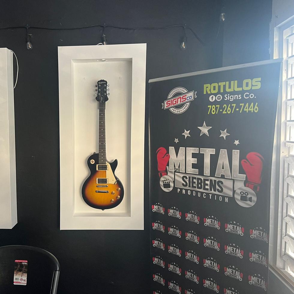 Metal Rock Restaurant cuenta con una decoración única y diferente, alusiva al concepto de música de rock, con guitarras, bajos y baterías.