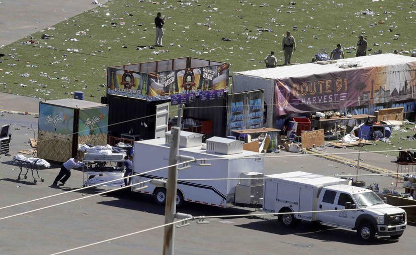 Investigadores cargan un camión con cuerpos recogidos de la escena de un tiroteo en masa en un festival de música cerca del centro turístico y del casino de la bahía de Mandalay, en Las Vegas. (AP)