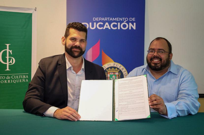 Carlos Ruiz Cortés, director ejecutivo del Instituto de Cultura Puertorriqueña (izquierda), anunció el programa "Mi museo amigo" junto a Eliezer Ramos Parés, secretario del Departamento de Educación (derecha).