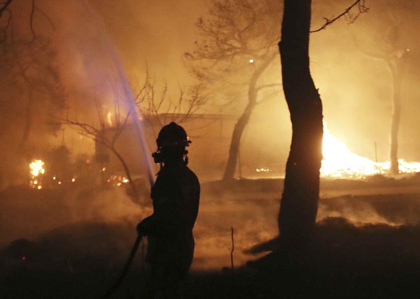 Un incendio intenta apagar el fuego en el pueblo de Mati, al este de Atenas. (AP)