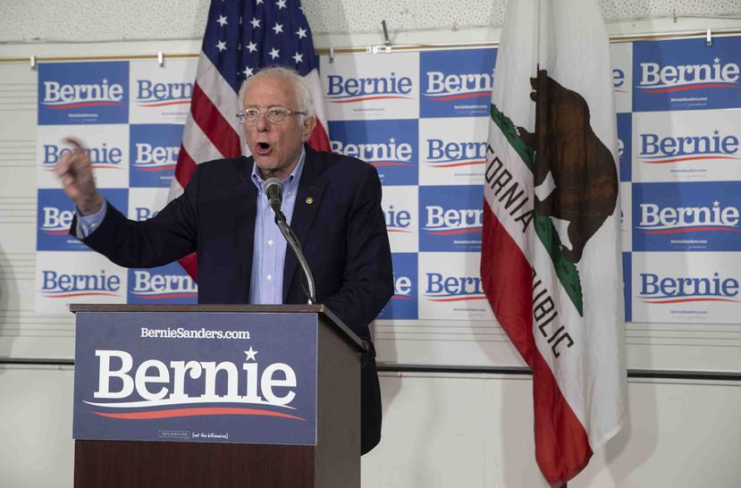 El precandidato presidencial demócrata Bernie Sanders, senador por Vermont, habla en la secundaria Valley en Santa Ana, California. (AP/Damian Dovarganes)