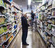 Venta de alimentos y artículos de limpieza en una tienda de comestibles Whole Foods en Washington, DC. En una imagen de archivo. EFE/EPA/Jim Lo Scalzo

