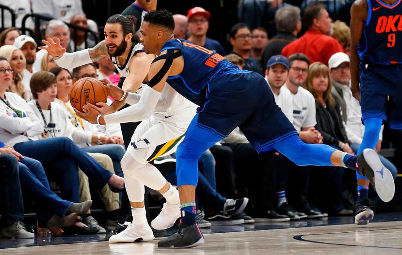 En esta foto del lunes 23 de abril de 2018, el español Ricky Rubio, armador del Jazz de Utah, disputa un balón con Russell Westbrook, del Thunder de Oklahoma City. (AP)
