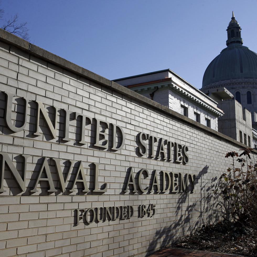 Archivo - Una entrada al campus de la Academia Naval de Estados Unidos, el 9 de enero de 2014 en Annapolis, Maryland. (AP Foto/Patrick Semansky, Archivo)