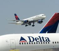 Delta puso en marcha la obligatoriedad de las mascarillas entre su tripulación y sus clientes.