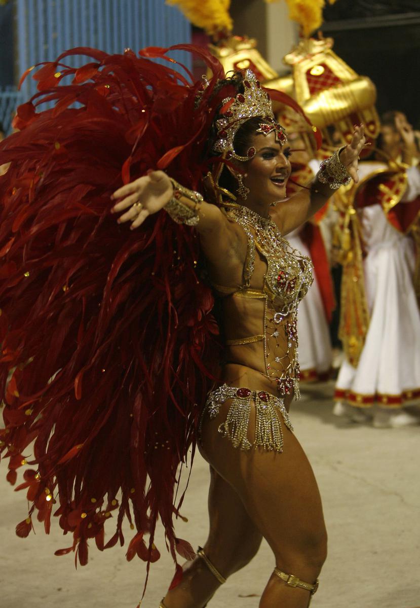Integrante de la escuela de Samba "Salgueiro" baila durante la celebración del carnaval de Rio de Janeiro, Brasil (EFE).
