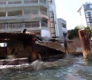 En días recientes, una plataforma (“deck”) del antiguo Hotel Empress, en la playa de Isla Verde, se desplomó y cayó al agua.