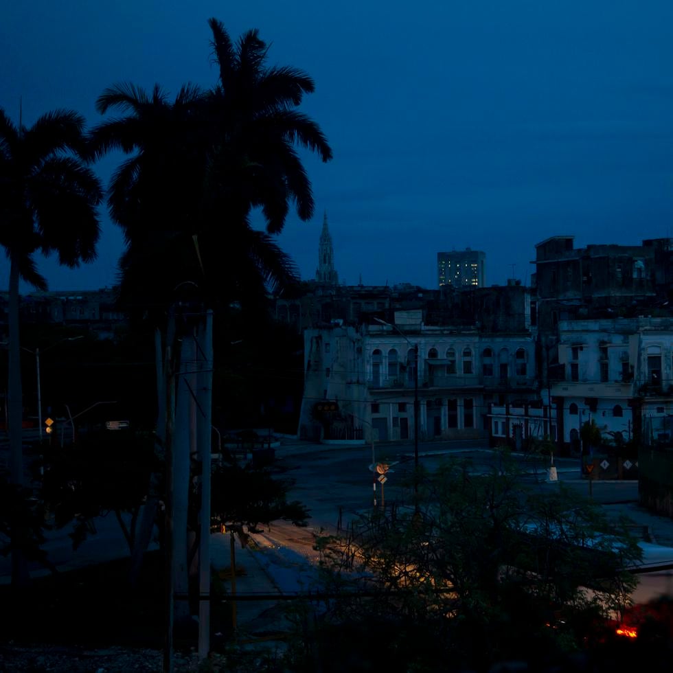 Un vecindario permanec a oscuras durante un apagón provocado por el paso del huracán Ian en La Habana, Cuba, la madrugada del miércoles 28 de septiembre de 2022. El huracán Ian dejó sin electricidad a toda la isla. (AP Foto/Ismael Francisco)