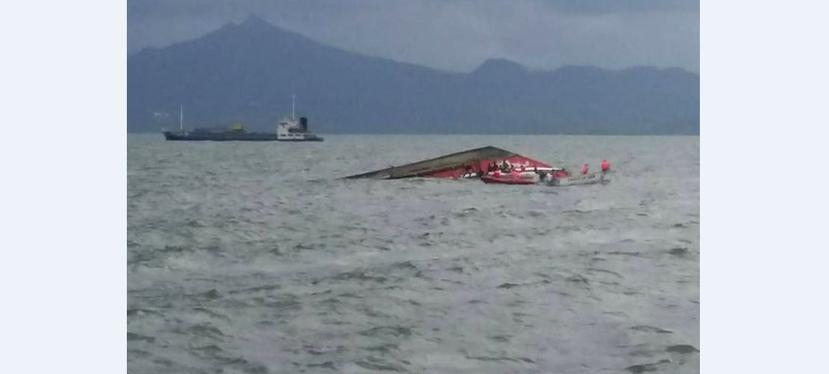Alrededor de 118 supervivientes han sido rescatados del barco, que transportaba más de 170 personas. (AFP)