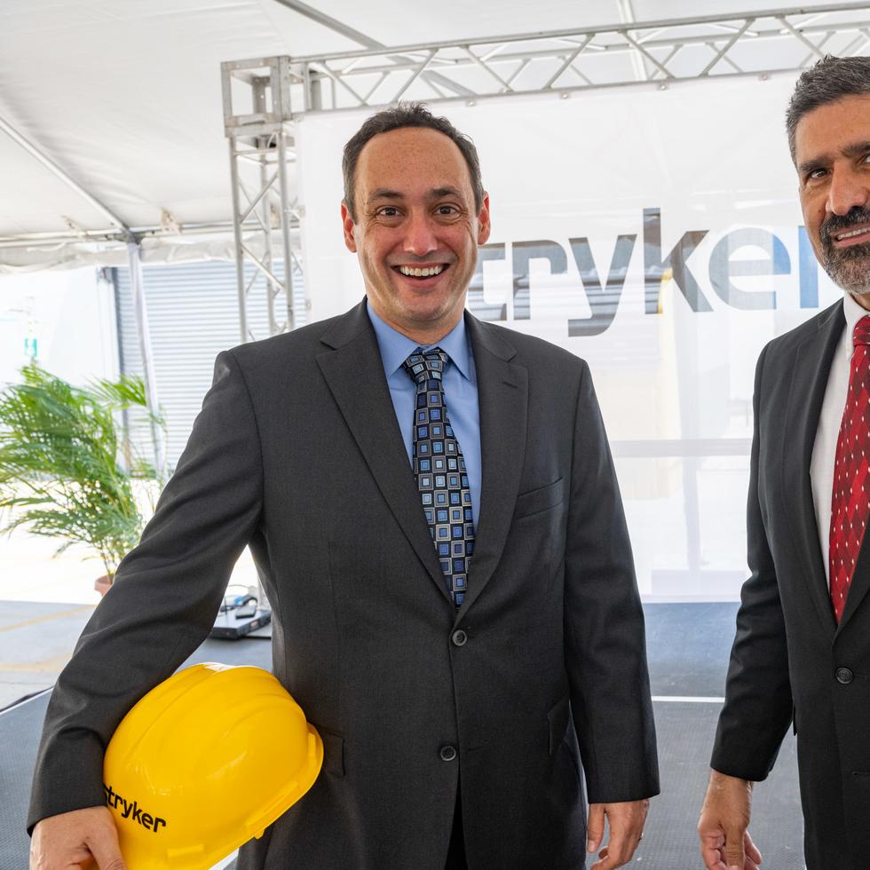 Desde la izquierda, Erol Odabasi, director de sostenibilidad de Stryker a nivel global, y Vicente Nazario, gerente general de la planta de Arroyo.