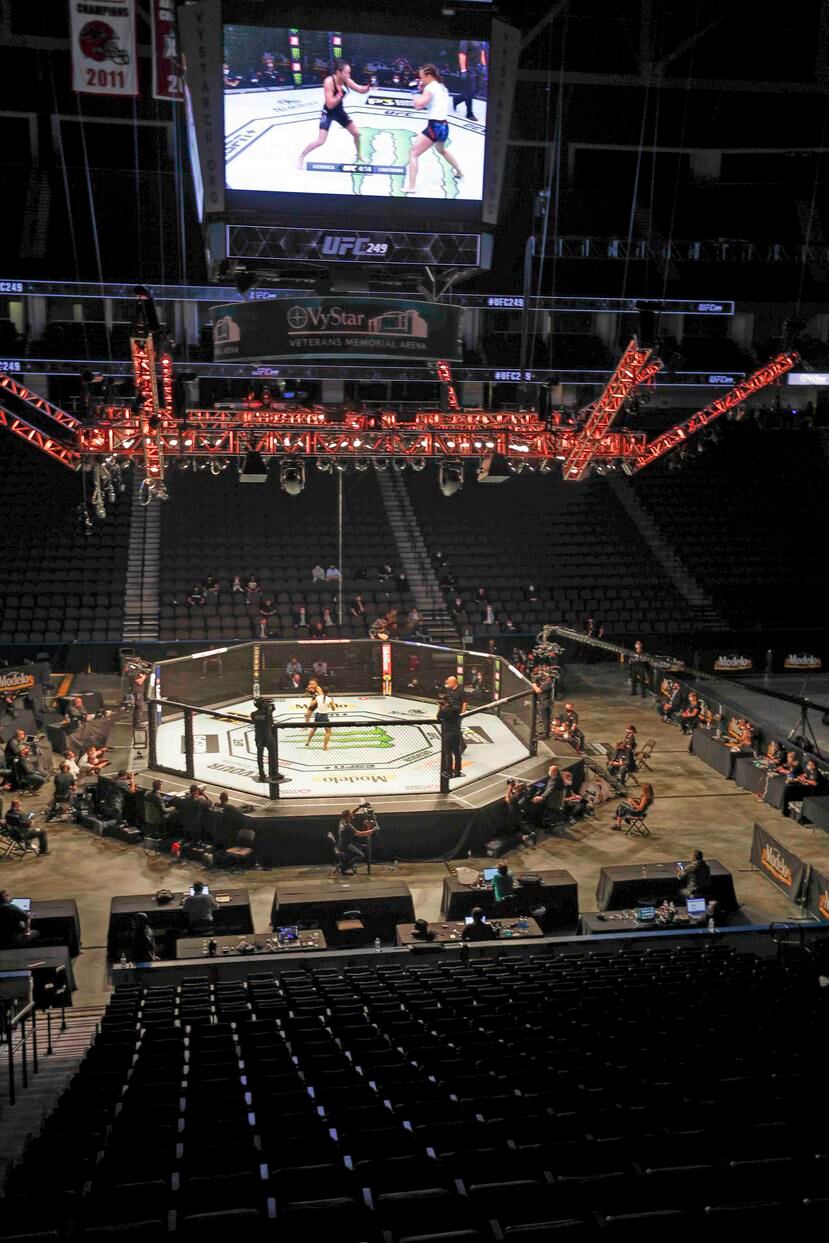 La cartelera de la UFC 249 se llevó a cabo anoche casi sin público en el VyStar Veterans Memorial Arena de la ciudad de Jacksonville, Florida. (AP)