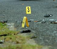 Foto de archivo muestra una escena criminal, con marcas de evidencia en el suelo.