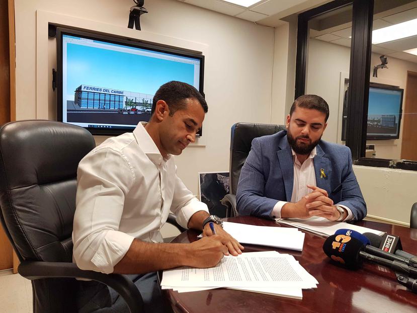 Desde la izquierda: Néstor González, presidente de Ferries del Caribe, firma un acuerdo de desarrollo del Muelle 15 de San Juan junto a Anthony Maceira, director ejecutivo de la Autoridad de los Puertos.