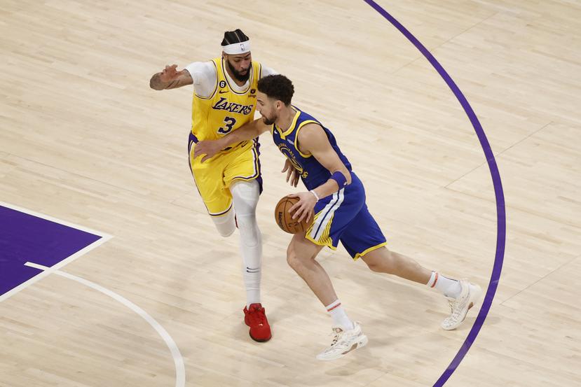 The Warriors' Klay Thompson tries to gain ground against the strong defense of Lakers center Anthony Davis.