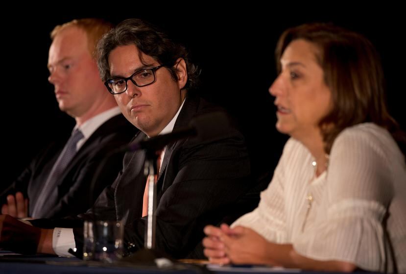 Desde la izquierda: Bradley Meyer, socio de Ducera Partners; Paul Hopgood, de Atlas Asset Management; y la licenciada Ana M. Del Toro.