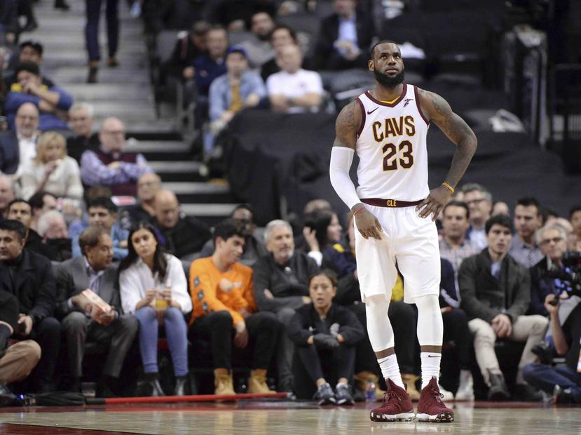 LeBron James, alero de los Cavaliers de Cleveland, mira hacia arriba durante una pausa en el partido ante los Raptors de Toronto. (AP)