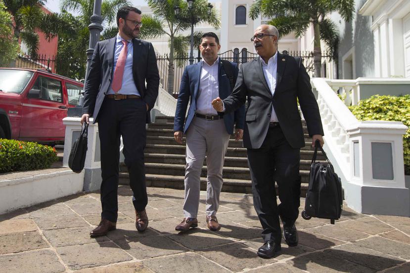 En primer plano, Gerardo José Portela, director de la Autoridad de Asesoría Financiera y Agencia Fiscal de Puerto Rico, y el secretario de Hacienda, Raúl Maldonado, conversan a su salida de La Fortaleza.