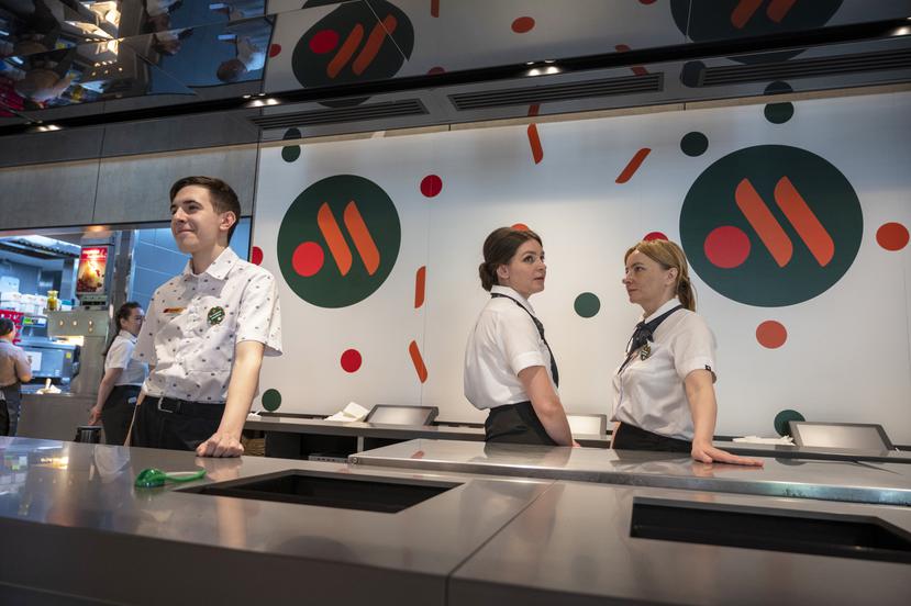 Miembros del personal esperan clientes en un restaurante de comida rápida recién abierto en un antiguo establecimiento de McDonald's, en Moscú.