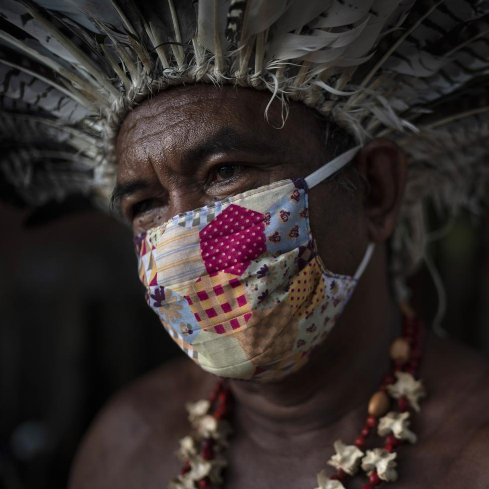 Pedro dos Santos, líder de la comunidad Parque de Naciones Indígenas, en Manaus, Brasil, el 10 de mayo de 2020. (AP Foto/Felipe Dana)