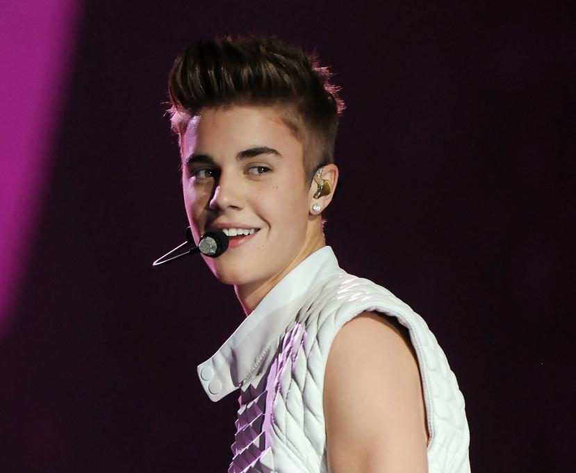 Justin Bieber saludó a un grupo de fans y causó polémica en Internet. (AP)