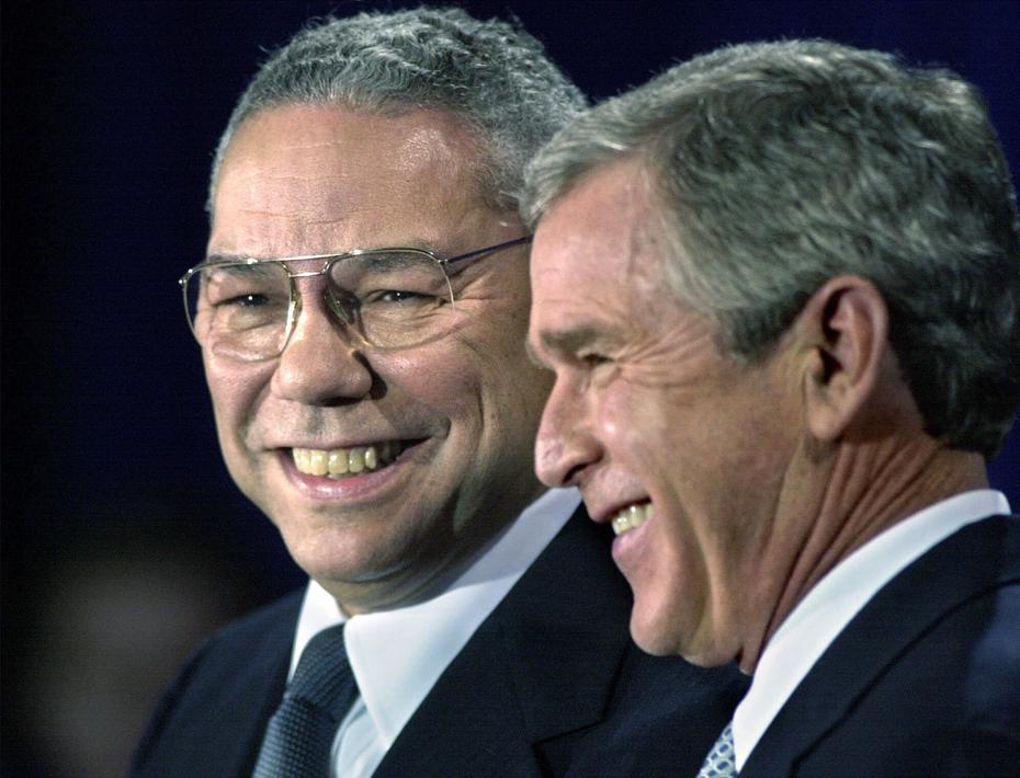 Powell junto al entonces presidente electo George W. Bush. Bajo esta presidencia se convirtió en el primer secretario de Estado afroamericano.