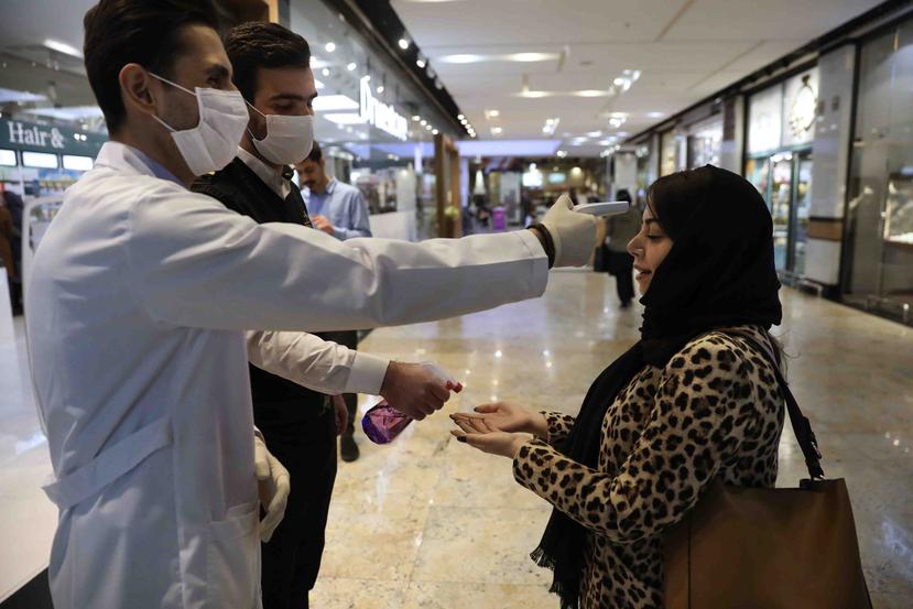Mientras en China, el número de casos de personas infectadas con el nuevo coronavirus descendió en los pasados días. (AP)