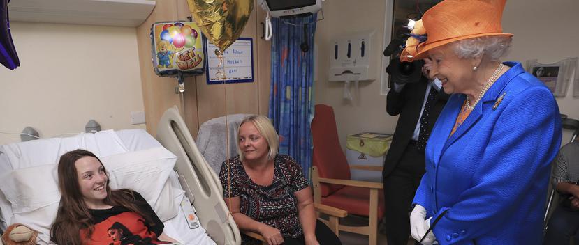 La reina Isabel II también tansmitió su apoyo al personal sanitario que trabaja incansablemente por salvar las vidas y por la pronta recuperación de al menos 12 menores de 16 años,. (Peter Byrne / AP Wire)