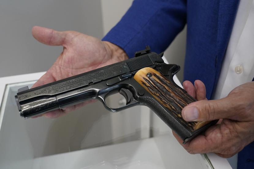 En esta fotografía del 25 de agosto de 2021 Brian Witherell muestra una pistola Colt calibre .45 que perteneció al mafioso Al Capone en la Casa de Subastas Witherell en Sacramento, California.