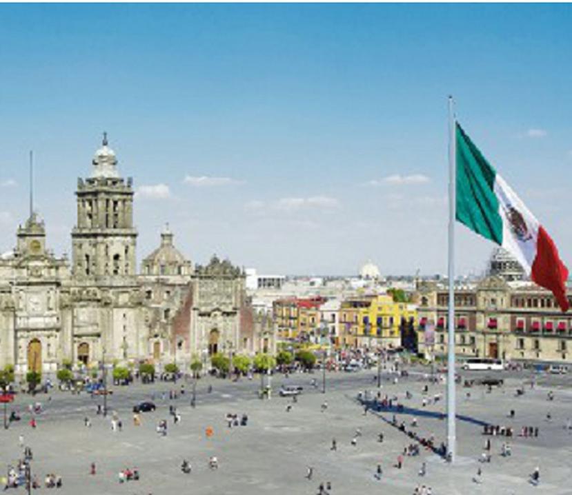 La impresionante explanada que domina a Ciudad de México es conocida como el Zócalo por ser precisamente la base de un monumento que nunca se construyó. (Shutterstock)