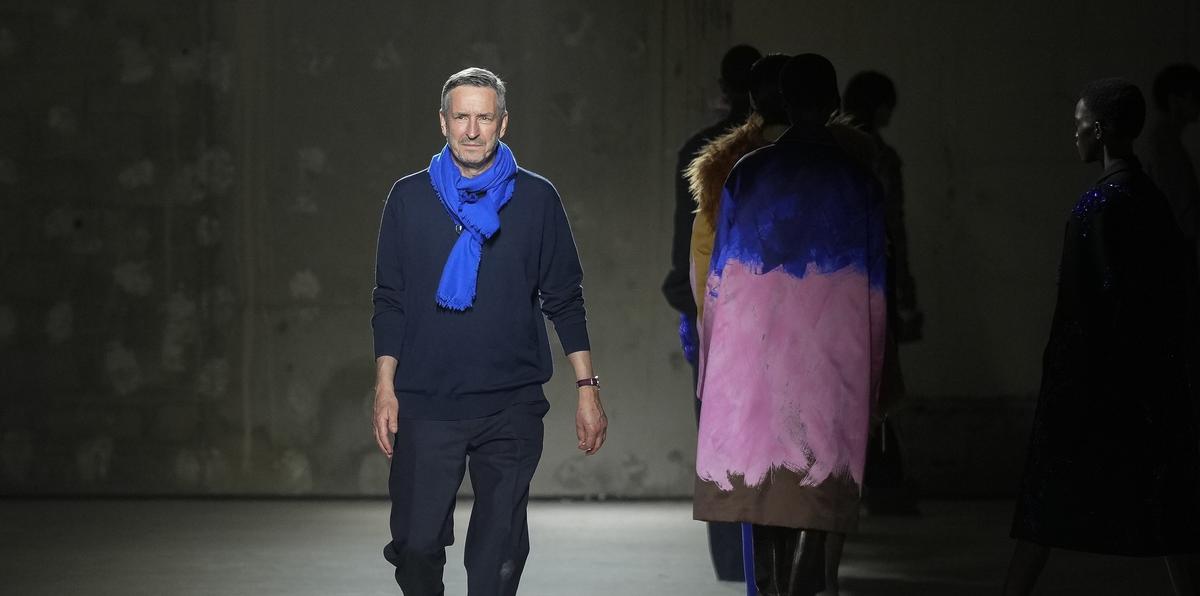 El diseñador belga Dries Van Noten recibe un aplauso durante el desfile de su colección otoño-invierno 2024, presentada el miércoles 28 de febrero de 2024 en París.