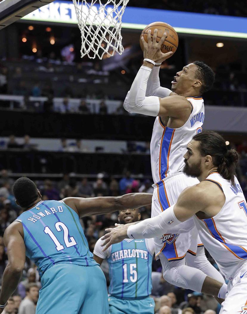 Russell Westbrook tira al canasto contra la defensa de los Hornets. (AP)