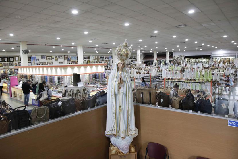 Figura de Nuestra Señora de Fátima en una tienda de objetos del Santuario de Fátima en Fátima, Portugal. (EFE)