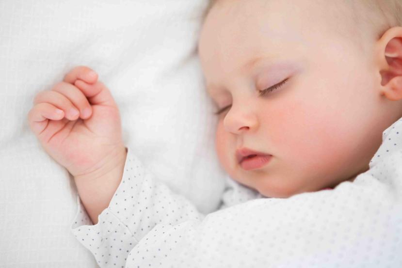 Tu bebé se dormirá más rápidamente si creas una rutina que pueda asociar con el sueño. (Shutterstock.com)