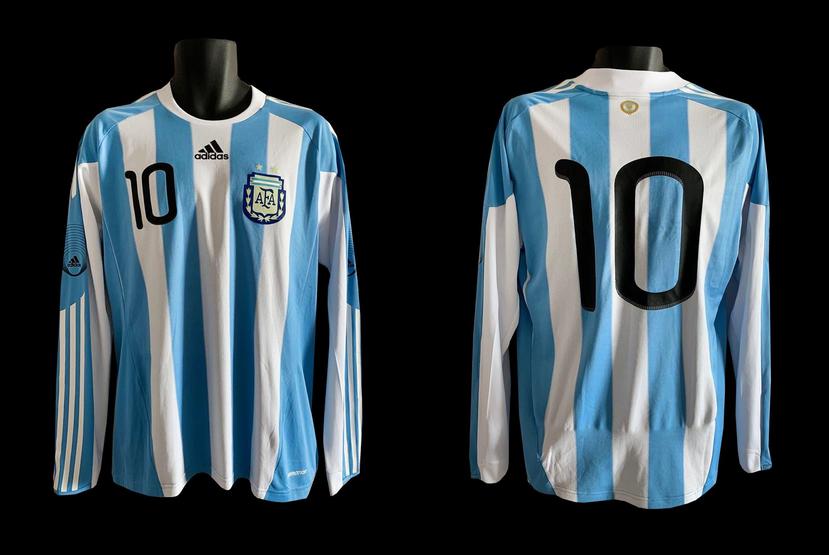 Esta camisa, utilizada por Lionel Messi en un amistoso, será una de las subastadas.