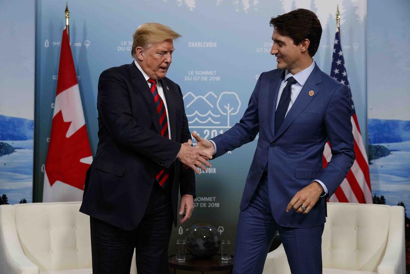 Donald Trump y Justin Trudeau se saludan en el G7. (AP)