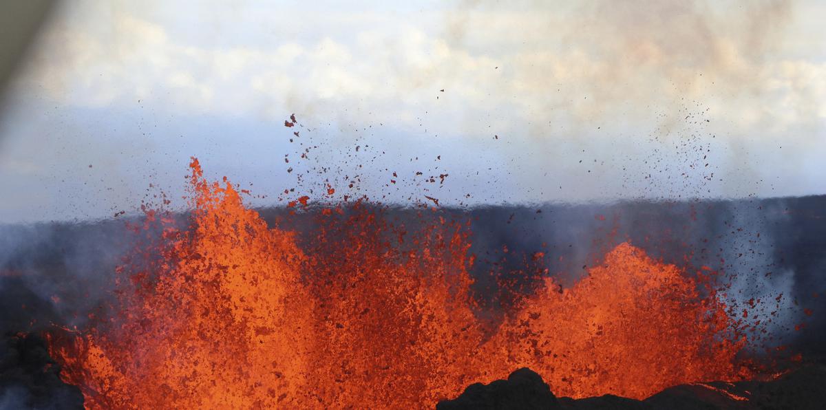 Esta imagen aérea cortesía del Departamento de Tierras y Recursos Naturales de Hawái muestra flujos de lava en Mauna Loa, el volcán activo más grande del mundo.
