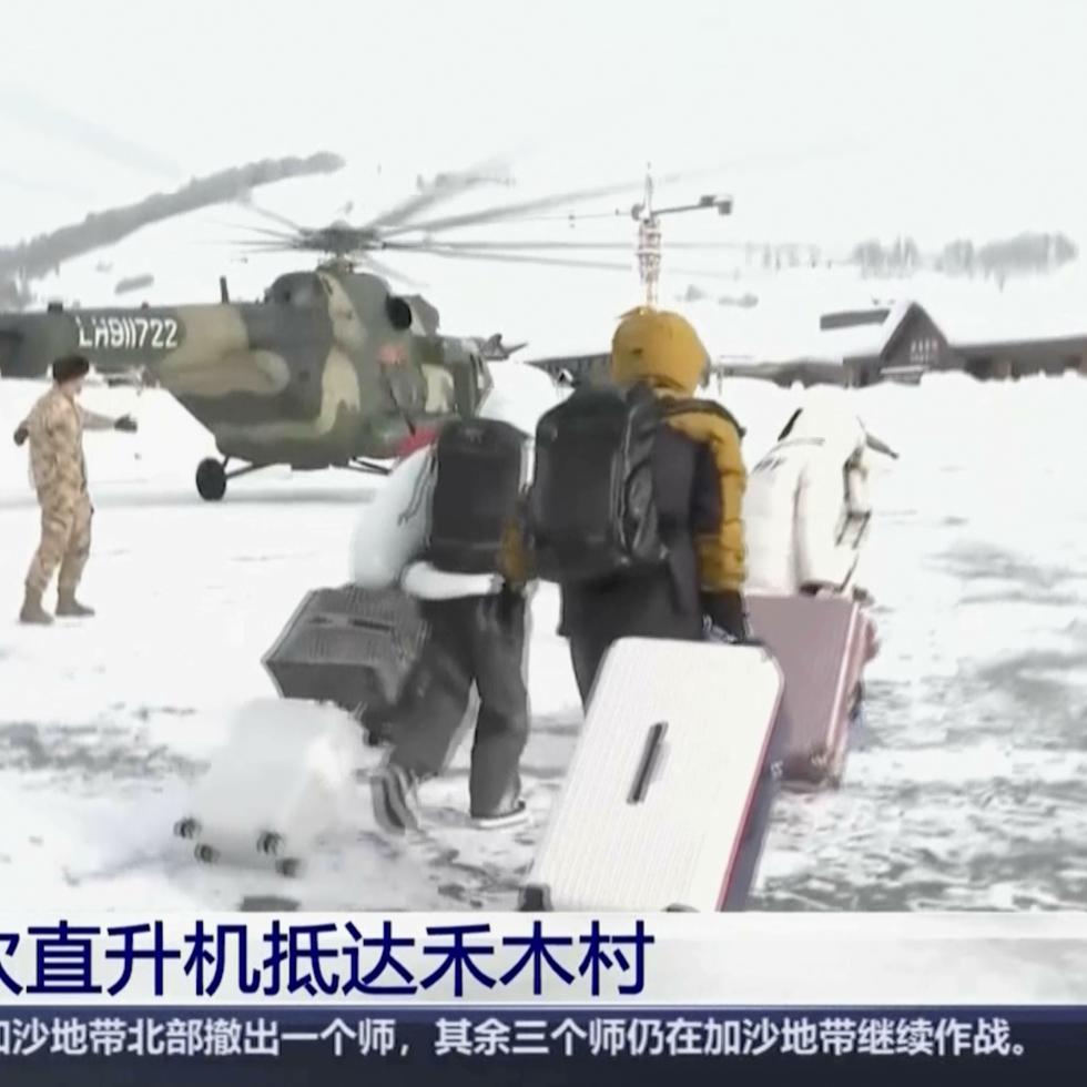 Imagenes del canal CCTV en China donde se muestra a turistas siendo evacuados por helicópteros militaras.
