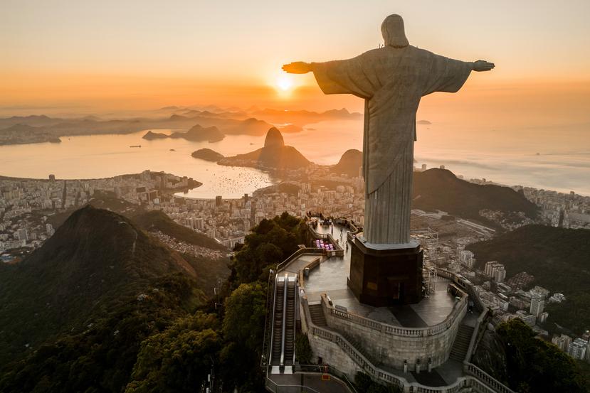 Atardecer en el Cristo Redentor del cerro Corcovado (Rio de Janeiro, Brasil), con el cerro Pan de Azúcar al fondo.