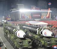 En esta imagen de archivo, distribuida por el gobierno de Corea del Norte, se muestra lo que se dice que son un misiles balísticos intercontinentales Hwasong-17 durante un desfile militar por el 75to aniversario de la fundación del Ejército Popular, en la plaza Kim Il, en Pyongyang, Corea del Norte, el 8 de febrero de 2023.