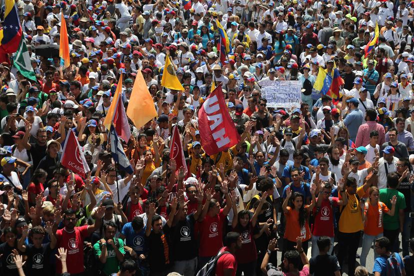 Universitarios se dirigen a una concentración contra el gobierno de Nicolás Maduro en Caracas, Venezuela, sábado 9 de marzo de 2019. (AP /Fernando Llano)