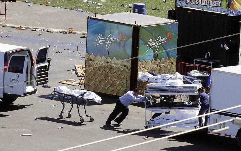 Investigadores del FBI transportan los cuerpos de las víctimas del tiroteo fatal en Las Vegas, Nevada. (AP / Chris Carlson)