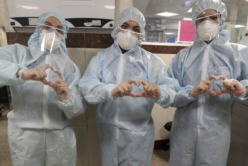 Unidades hospitalarias a través de todo el mundo han designado personal exclusivo para tratar a pacientes con coronavirus. En la foto, enfermeras en un hospital de Teherán, Irán, demuestran su empatía mostrando con sus manos la forma de un corazón. (AP)