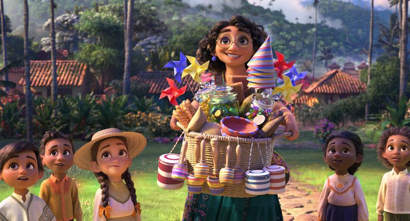 En esta imagen difundida por Disney, Mirabel, cuya voz es interpretada por Stephanie Beatriz, en una escena de la cinta animada "Encanto" que por segunda semana consecutiva es la cinta más taquillera en Estados Unidos. (Disney vía AP)