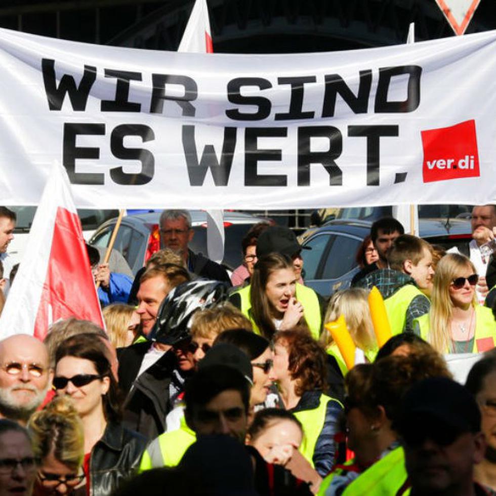 Afiliados al sindicato alemán ver.di asisten a un acto como parte de una huelga del sector público por aumentos de salarios en Berlín, Alemania.