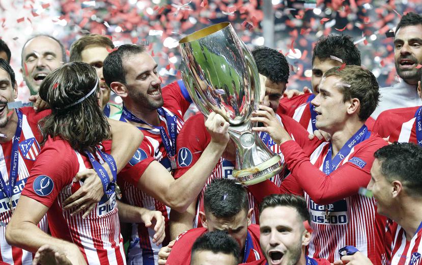 Los integrantes del Atlético de Madrid celebran con el trofeo. (AP)