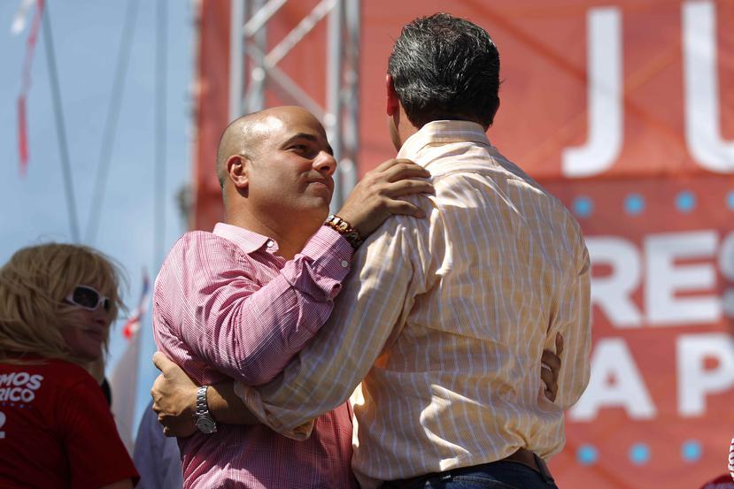 Héctor Ferrer abraza a Alejandro García Padilla durante el cierre de campaña del Partido Popular Democrático (PPD) antes de las elecciones generales de 2012.